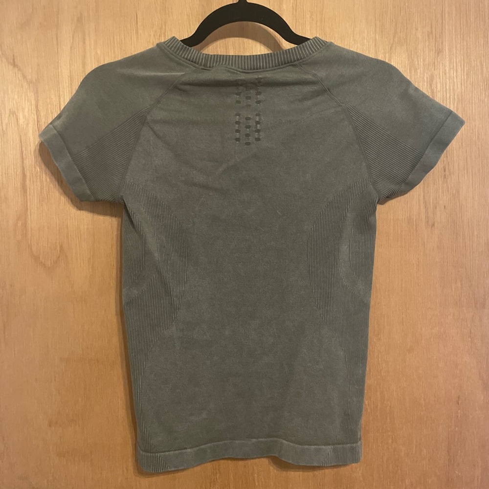 Workout top - Picture 4 of 6